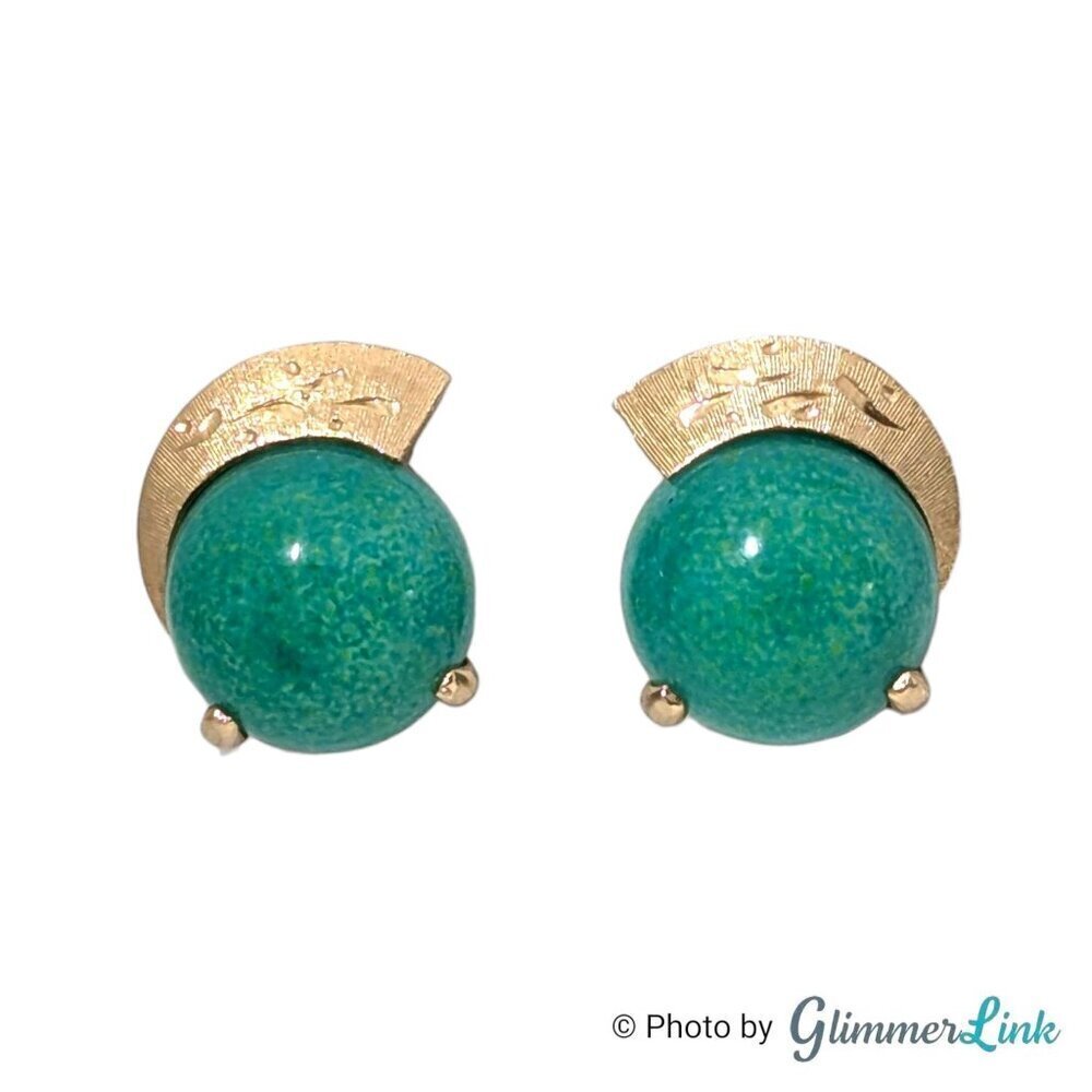 Vintage Green Glass Cabochon Fan Helmet Gold Tone Clip On Earrings